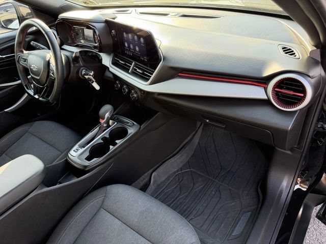 Used 2025 Chevrolet Trax RS w/ Sunroof Package FWD image 13