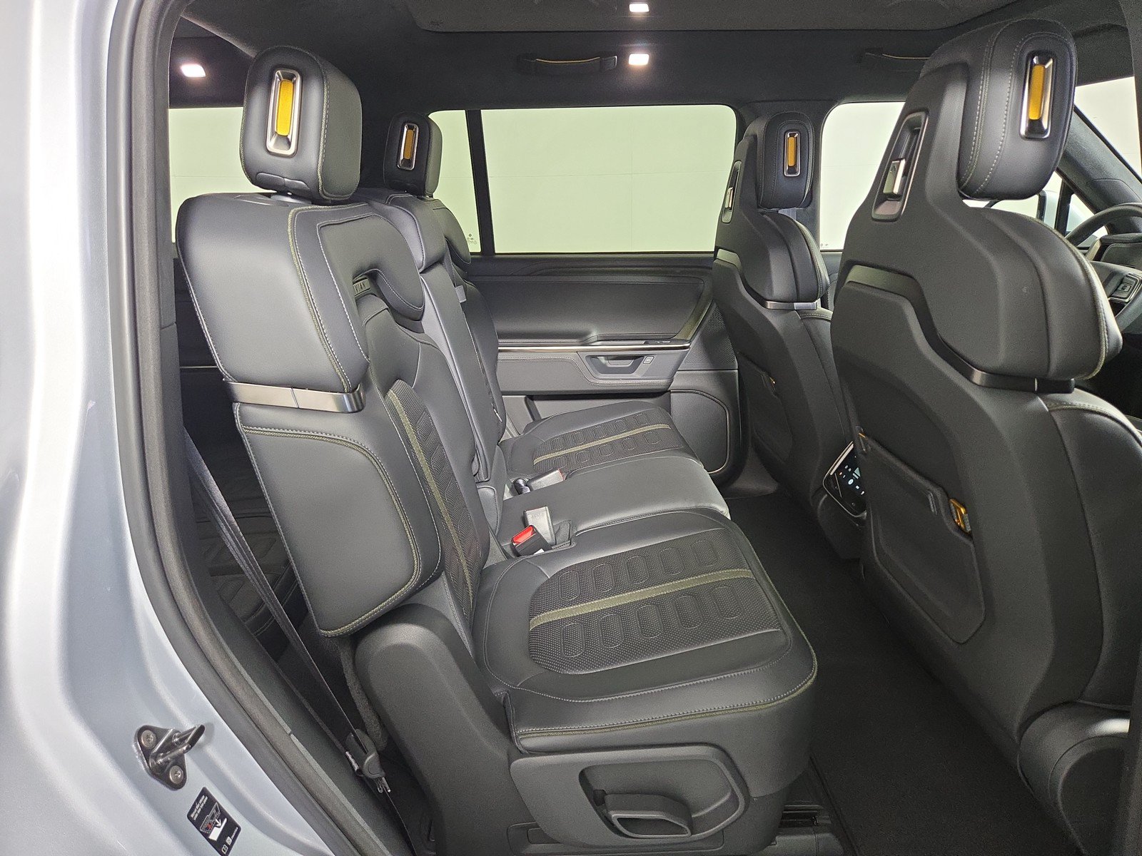 Used 2025 Rivian R1S Adventure AWD/4WD image 23