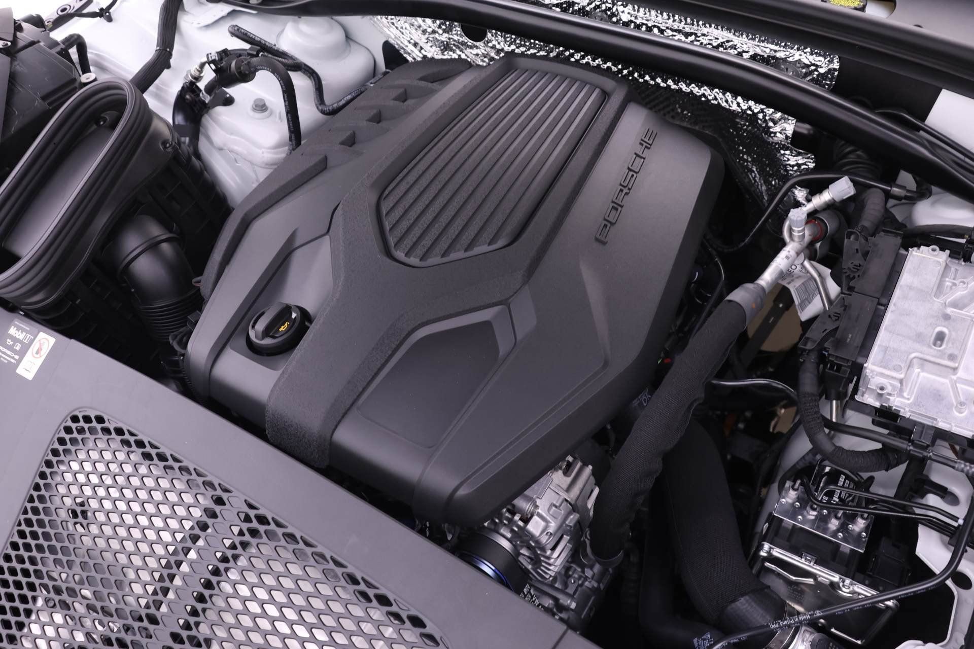 Used 2025 Porsche Macan AWD/4WD image 12