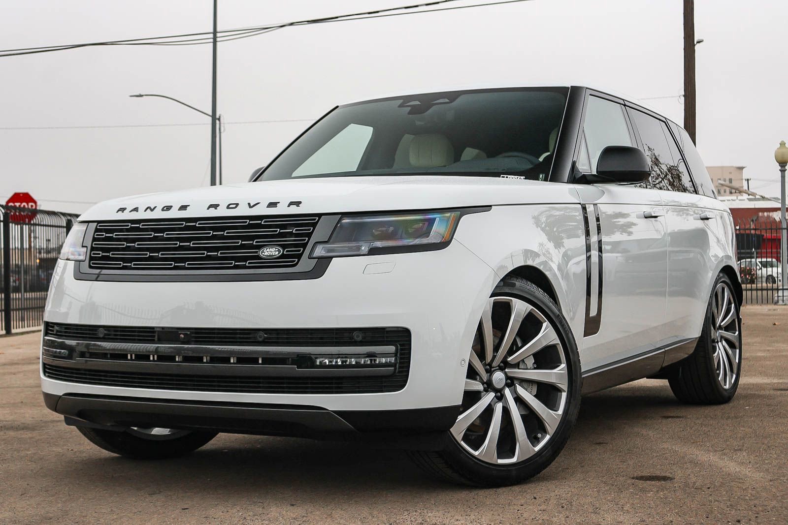 New 2025 Land Rover Range Rover SE image 1