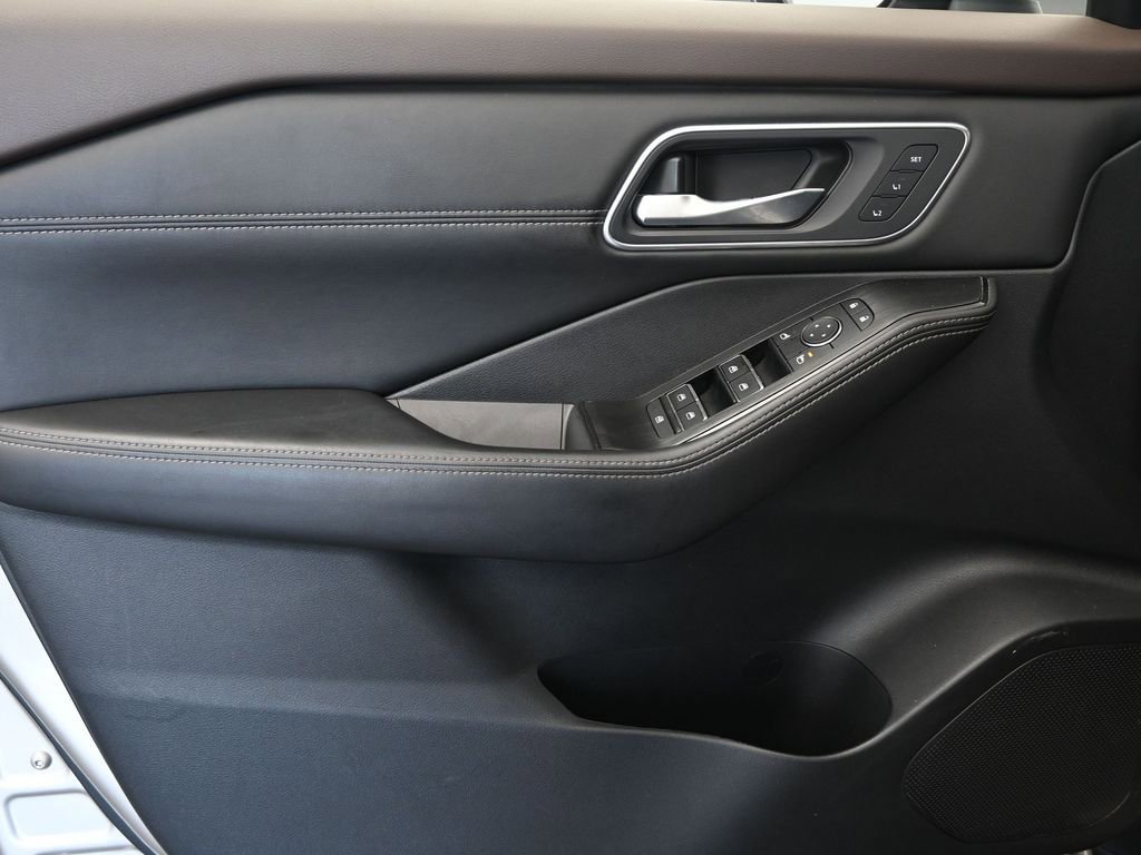 Used 2022 Nissan Rogue Platinum w/ Head-Up Display Package image 24