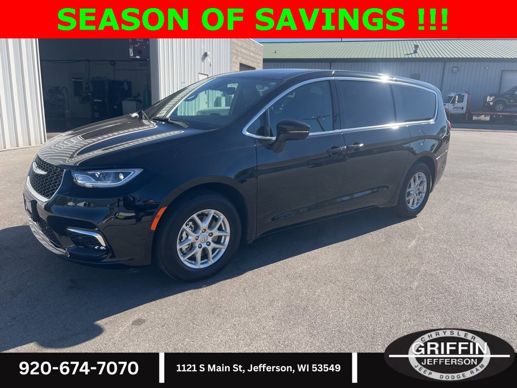 Used 2025 Chrysler Pacifica Select