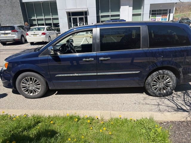 Used 2014 Chrysler Town & Country Touring-L w/ Driver Convenience Group image 14