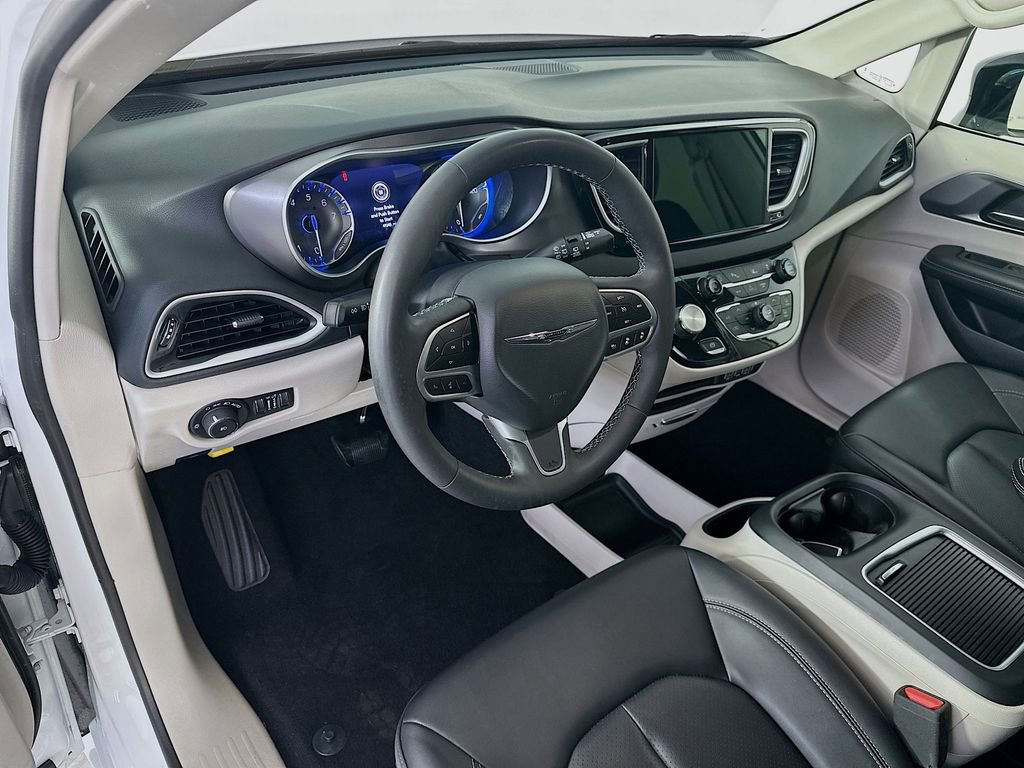 Used 2024 Chrysler Pacifica Touring-L image 29