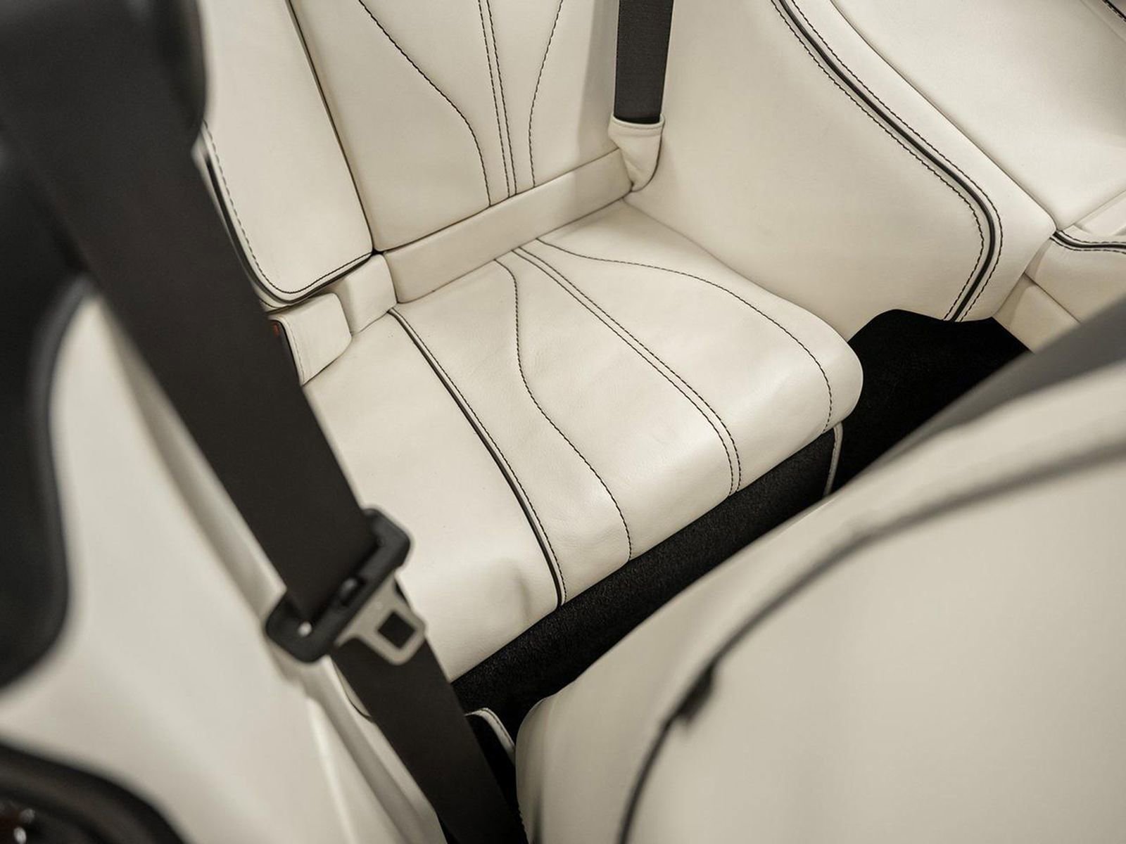 Used 2015 Aston Martin DB9 Volante image 43