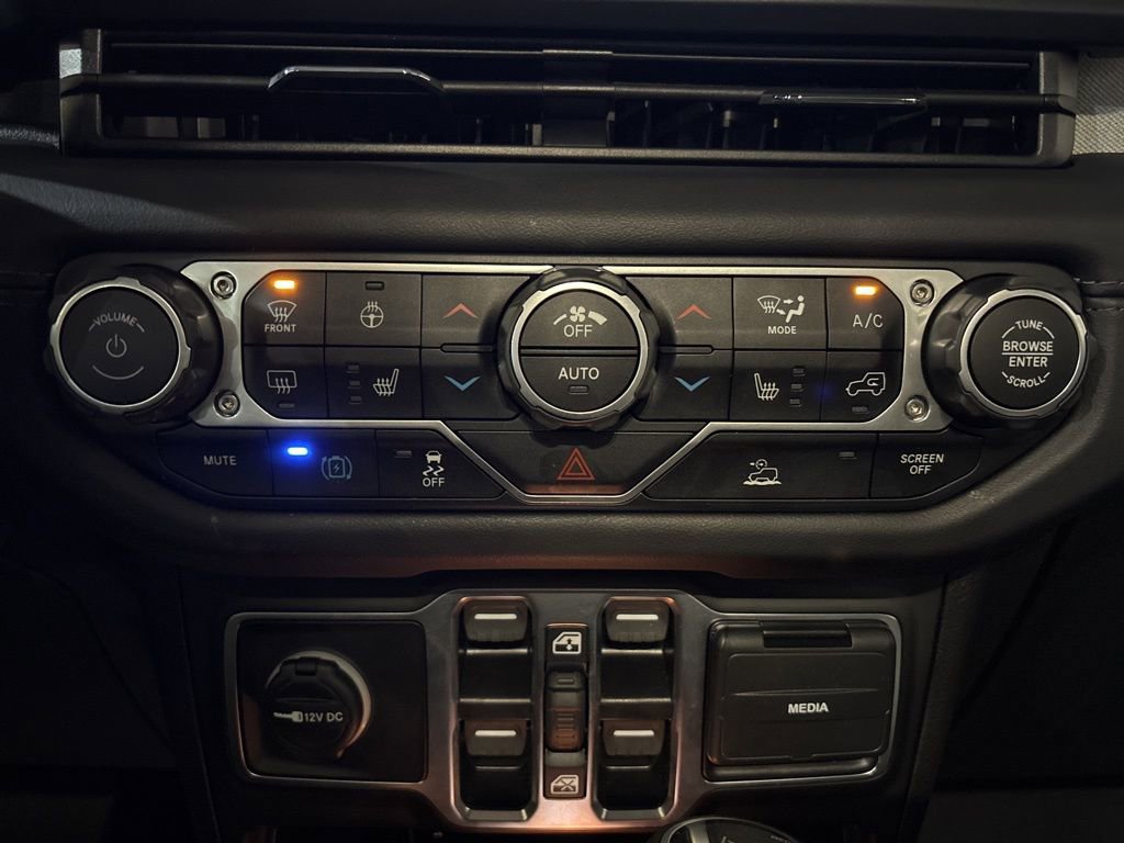 Used 2025 Jeep Wrangler Unlimited Sahara image 28