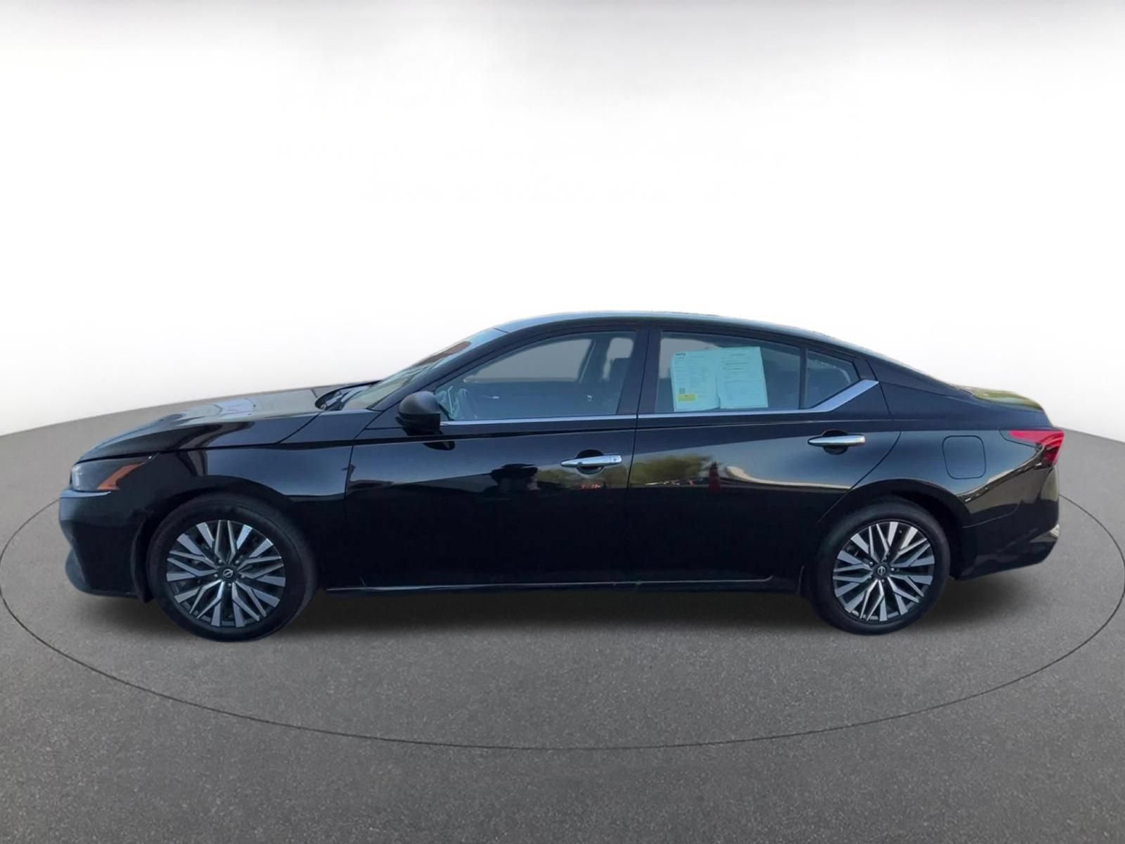 Used 2025 Nissan Altima 2.5 SV FWD image 9