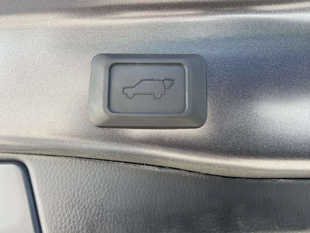 Used 2024 Toyota RAV4 SE w/ Convenience Package AWD/4WD image 10