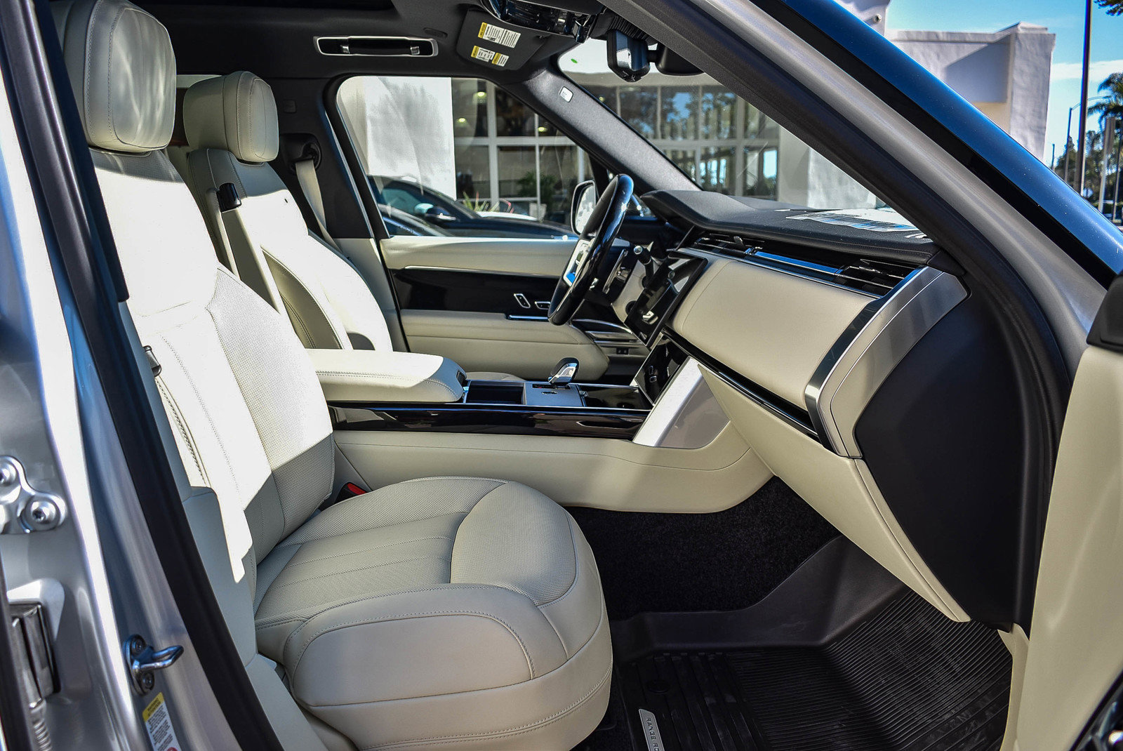 Used 2025 Land Rover Range Rover SE image 17