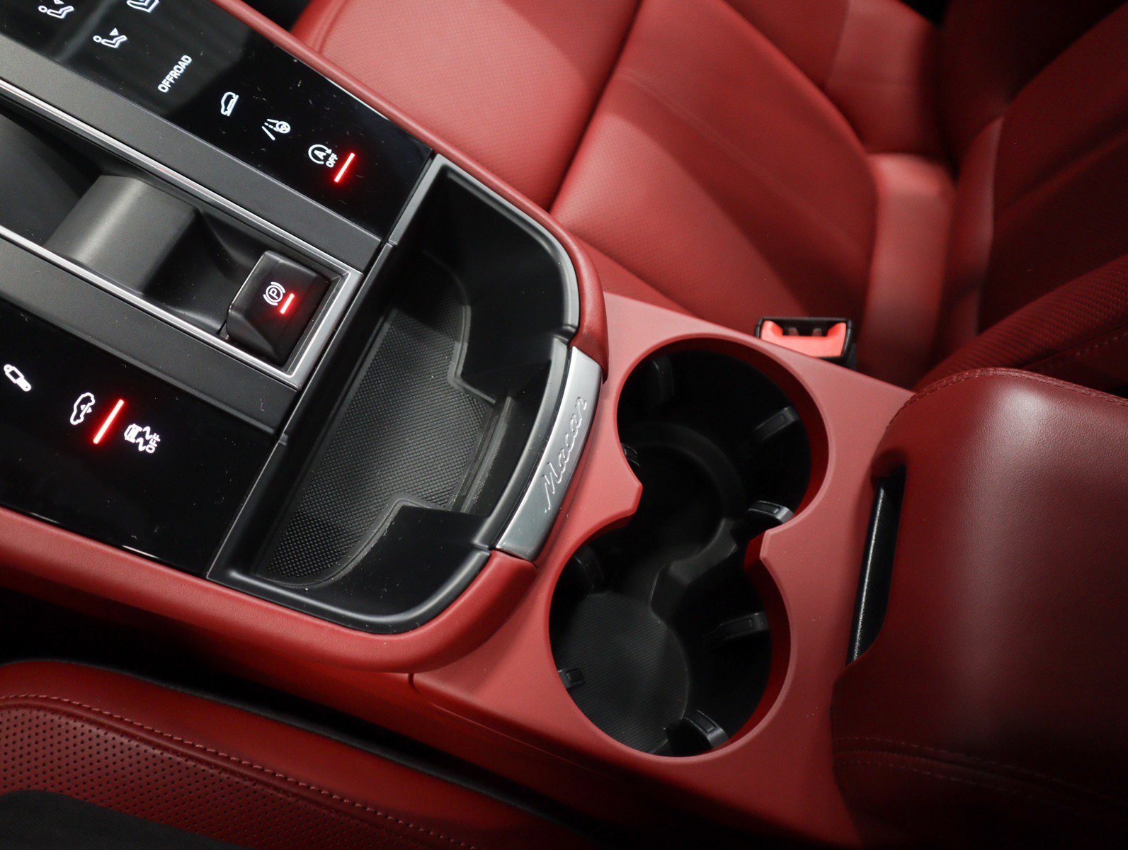 Certified 2022 Porsche Macan AWD/4WD image 17