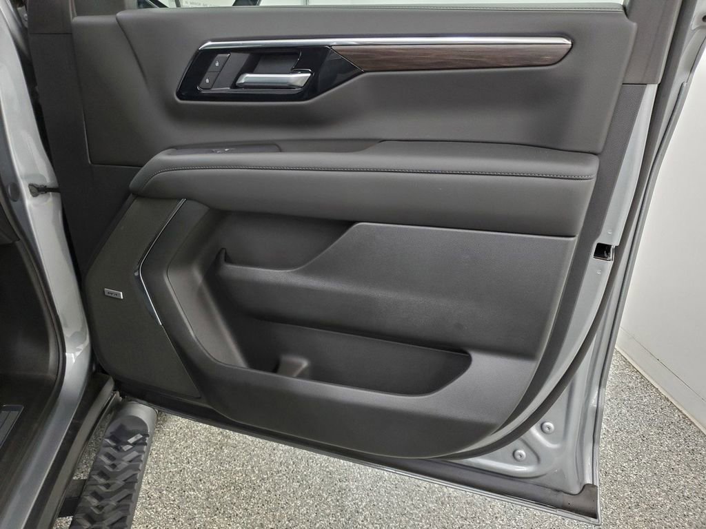 Used 2025 Chevrolet Tahoe Z71 w/ Comfort Package image 19