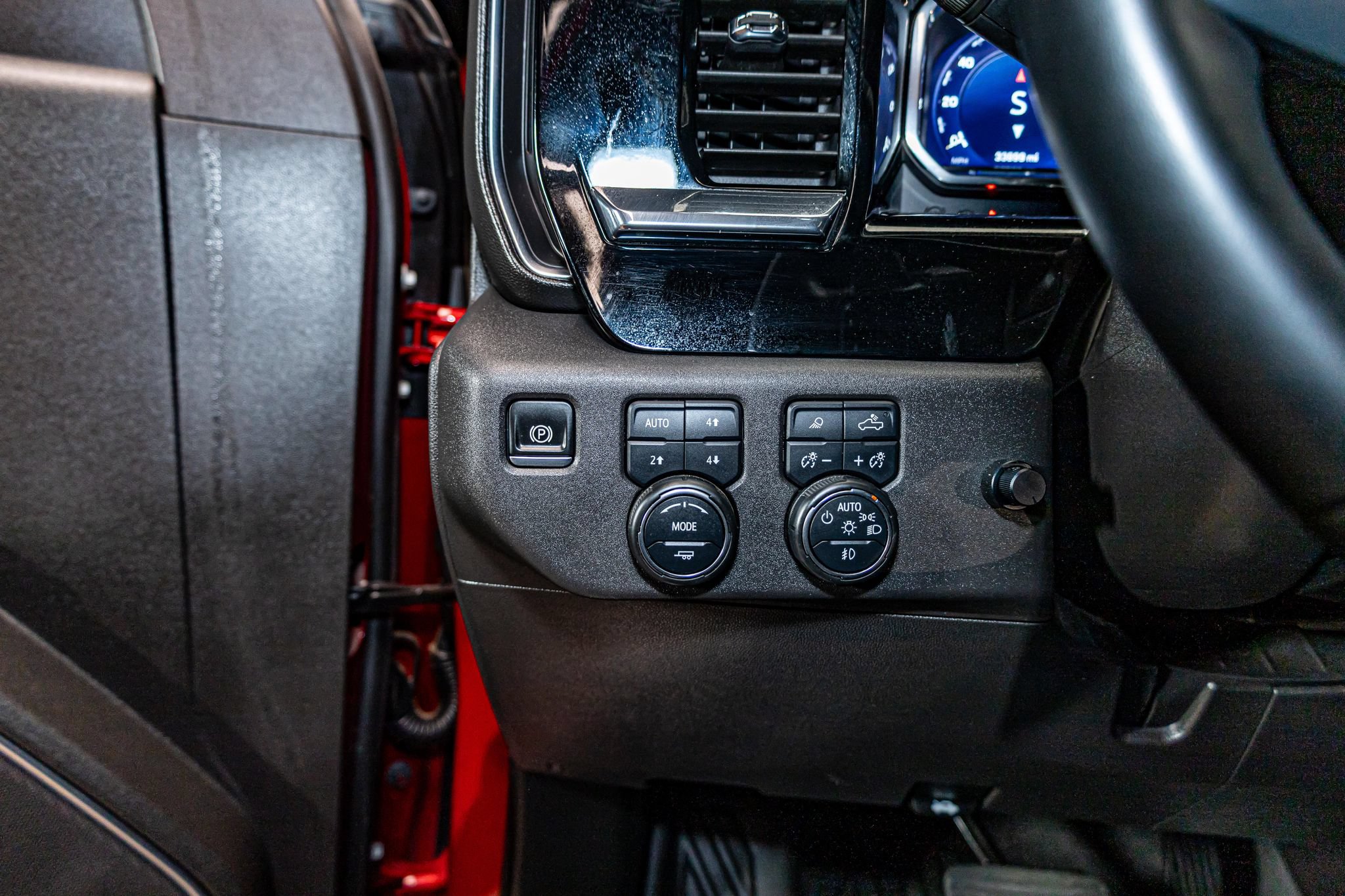 Used 2024 Chevrolet Silverado 1500 LT Trail Boss w/ LT Trail Boss Premium Package AWD/4WD image 16