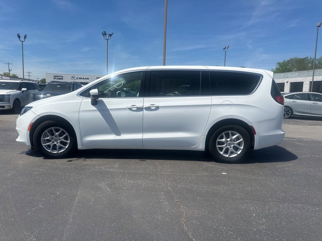 Used 2022 Chrysler Voyager LX image 12