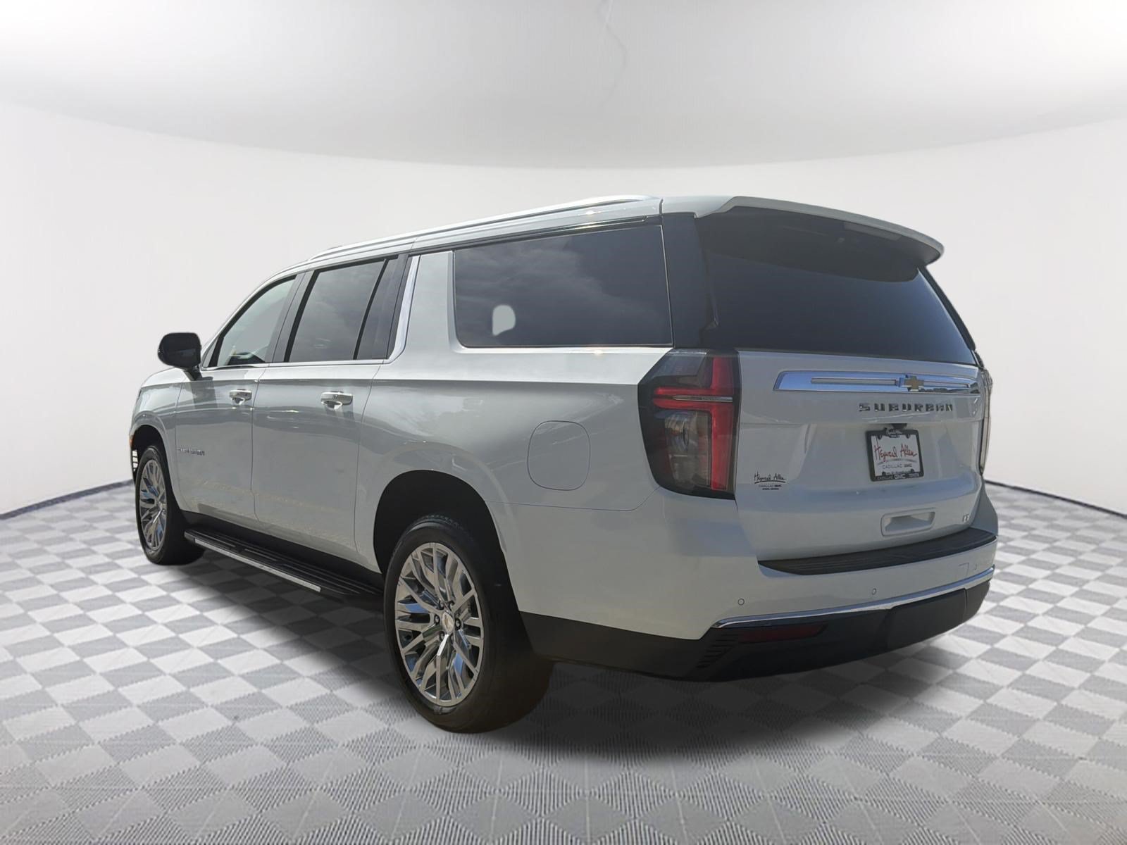 Used 2024 Chevrolet Suburban LT w/ Luxury Package AWD/4WD image 8
