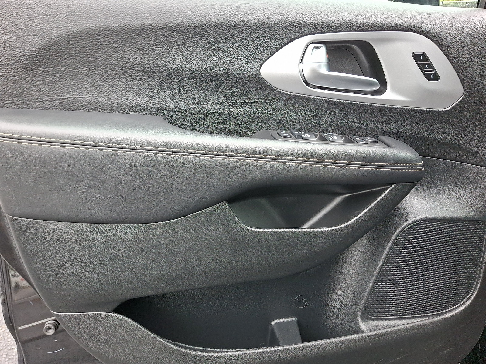 Used 2026 Chrysler Pacifica Limited w/ S Appearance Package FWD image 15