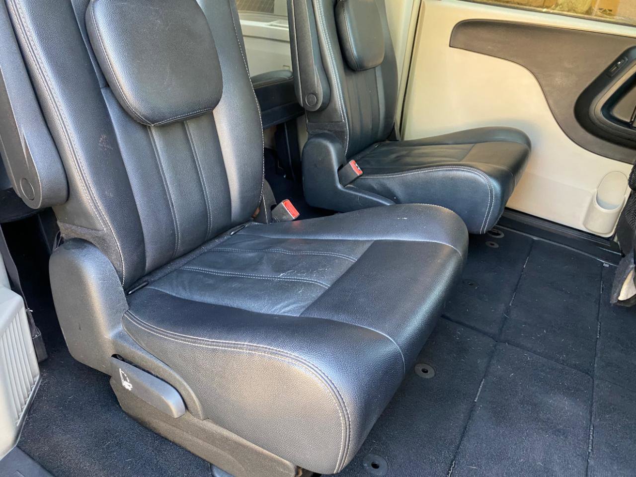 Used 2016 Chrysler Town & Country Touring FWD image 47