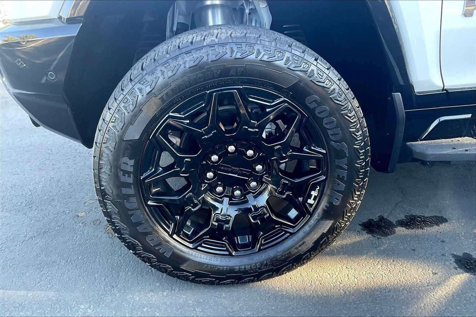 Used 2025 GMC Hummer EV 2X image 12