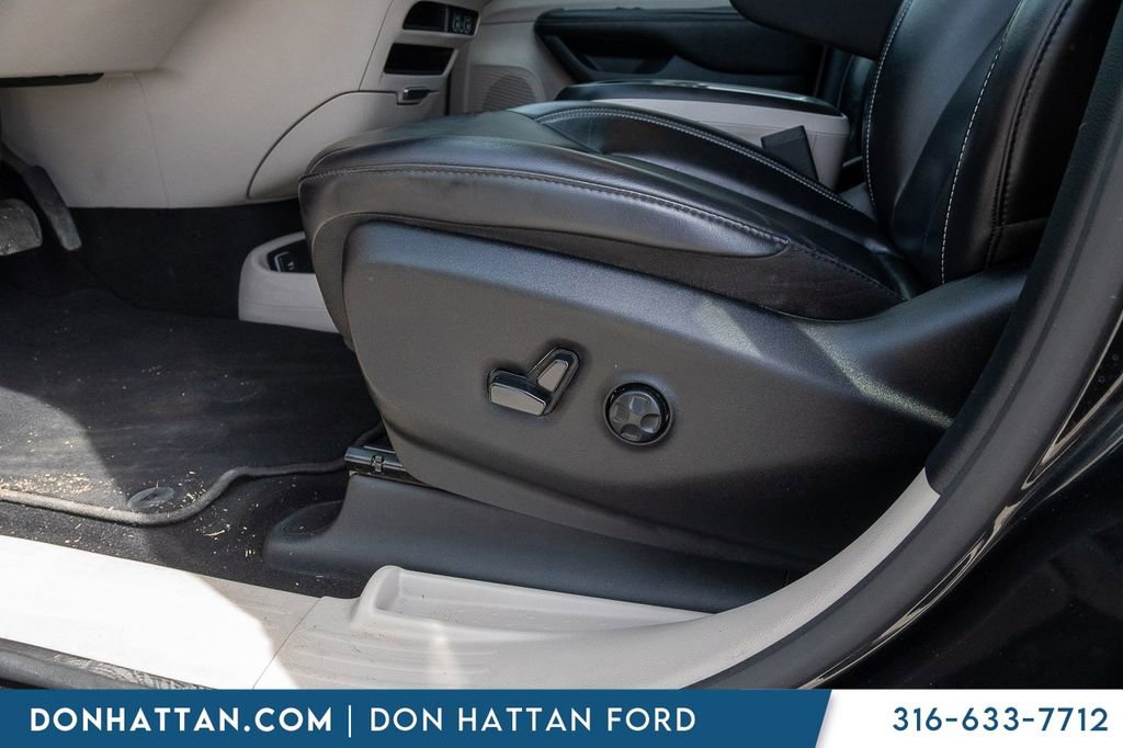 Used 2023 Chrysler Pacifica Touring-L image 16