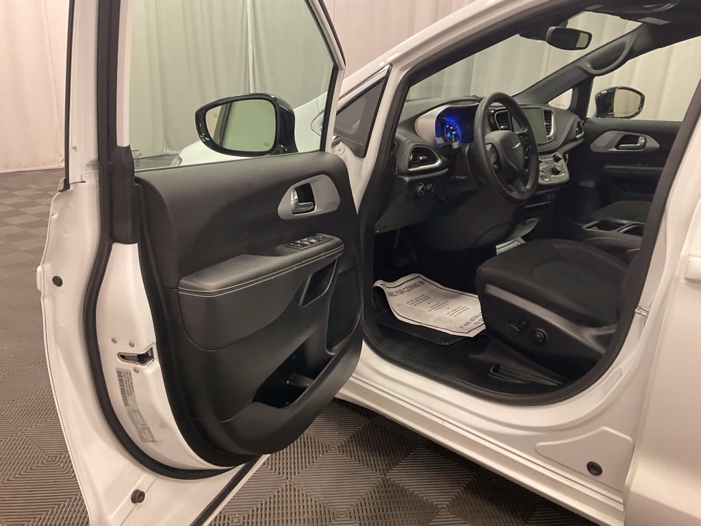 Used 2024 Chrysler Pacifica Touring FWD image 4