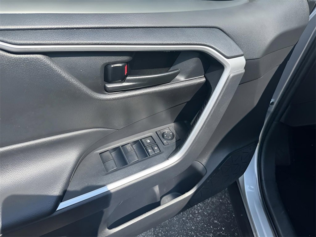 Used 2022 Toyota RAV4 LE image 28