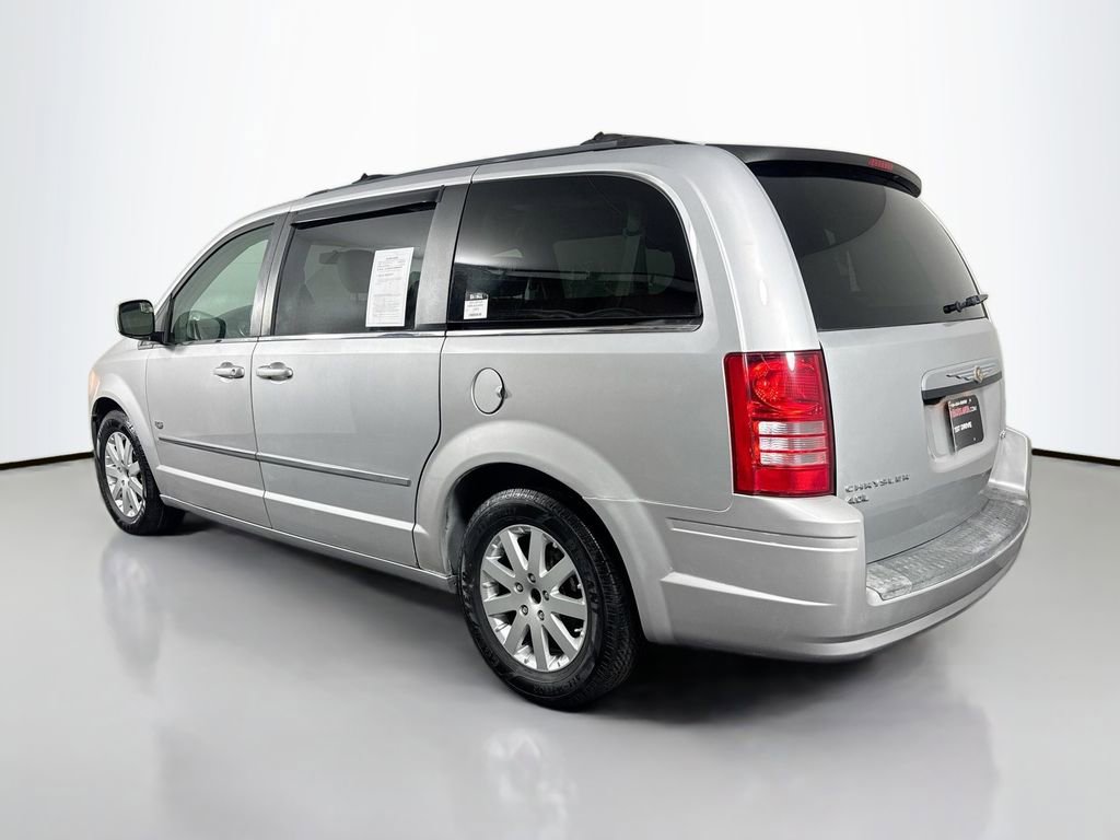 Used 2009 Chrysler Town & Country Touring image 7