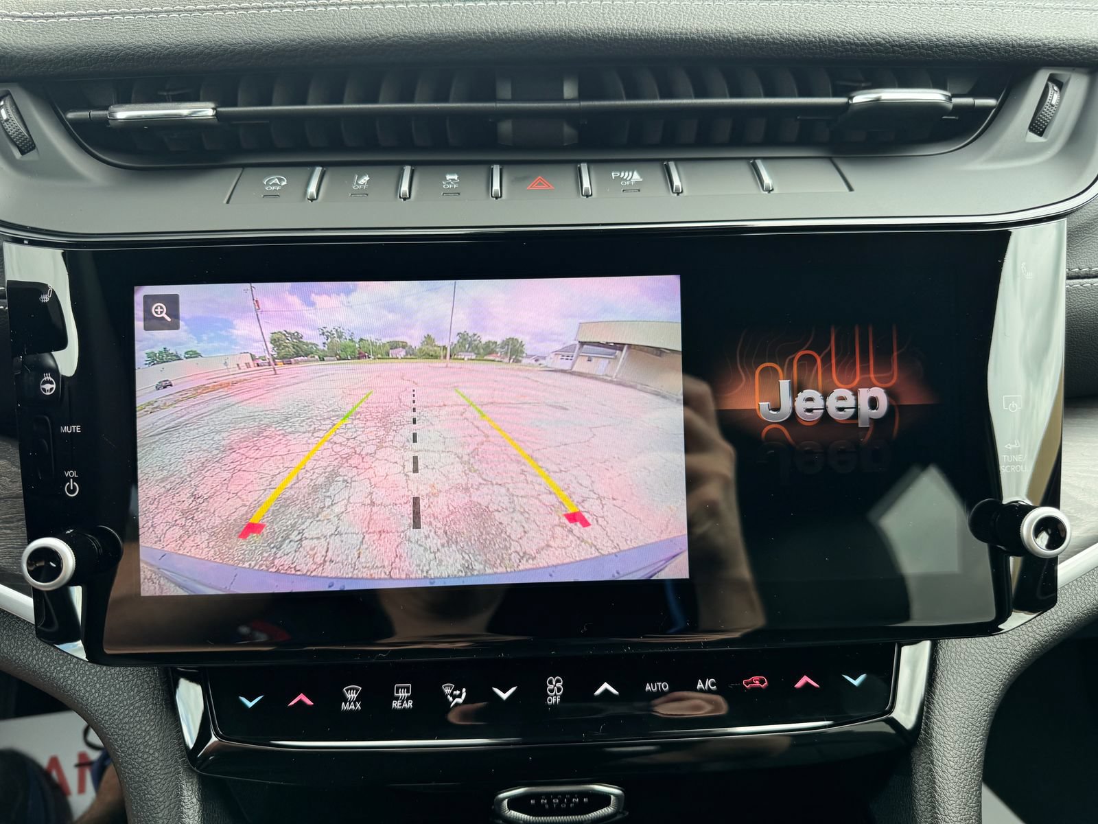 New 2026 Jeep Grand Cherokee Limited w/ Limited Altitude Package AWD/4WD image 18