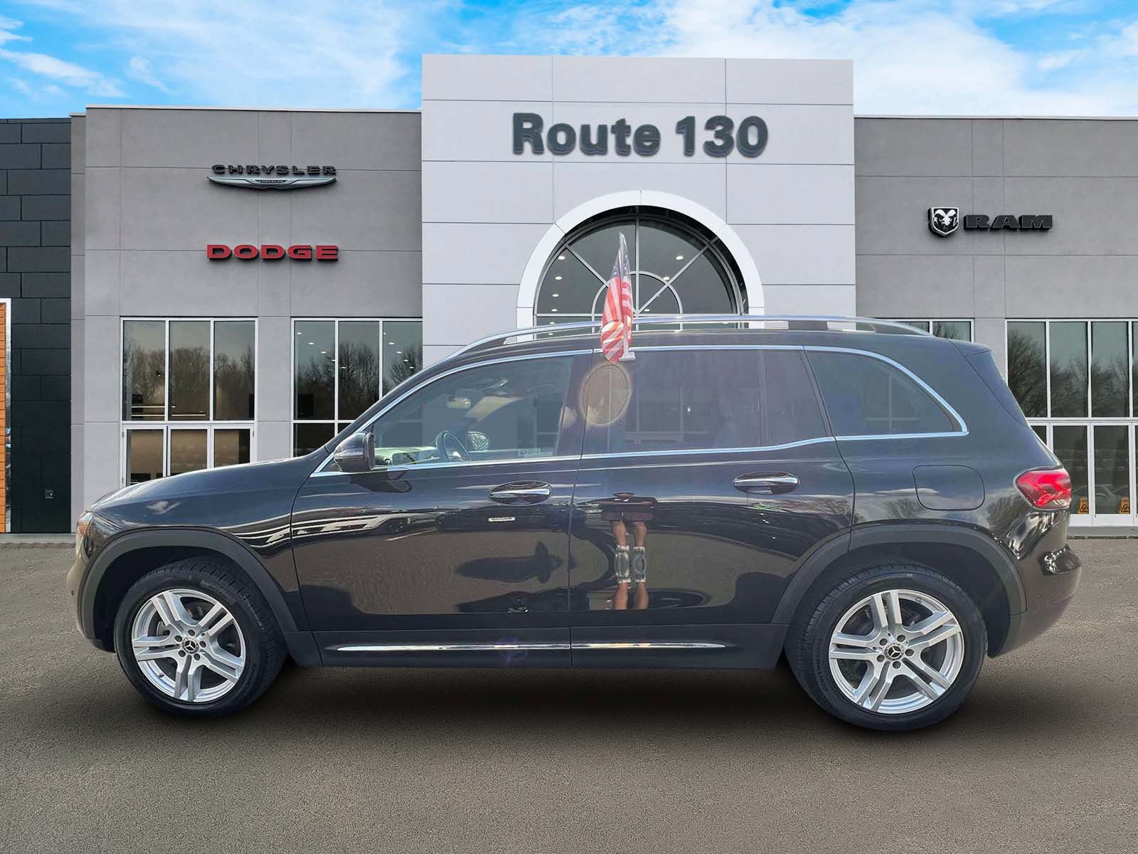 Used 2023 Mercedes-Benz GLB 250 4MATIC w/ Premium Package image 5