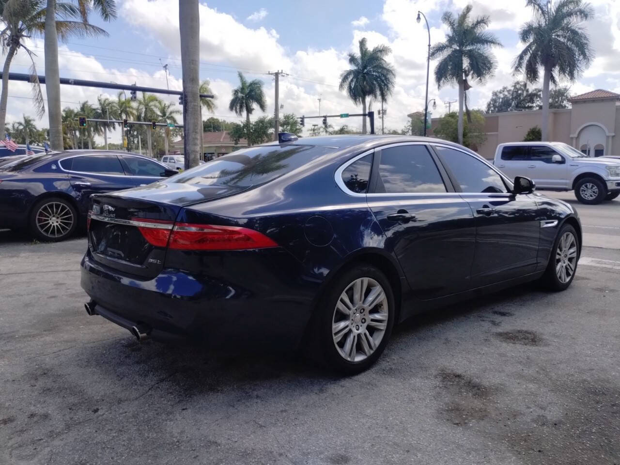 Used 2017 Jaguar XF Premium RWD image 14