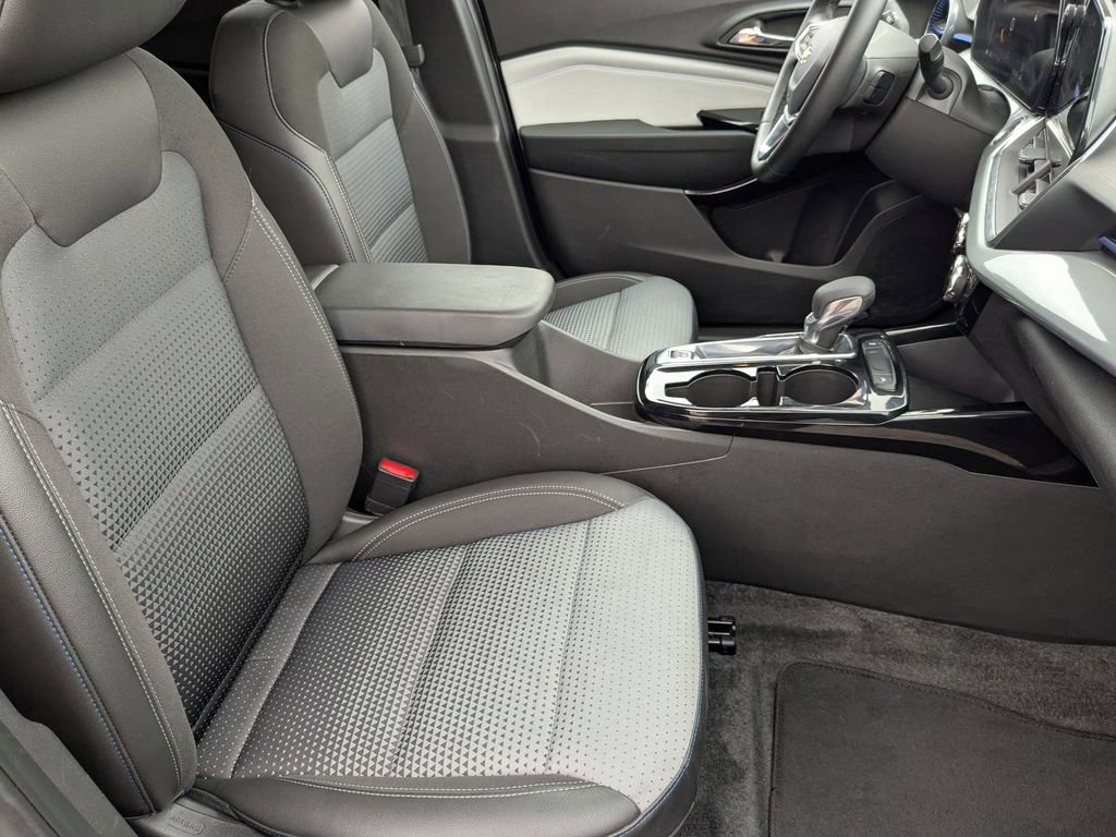 Used 2025 Chevrolet Trax LT w/ LT Convenience Package image 30