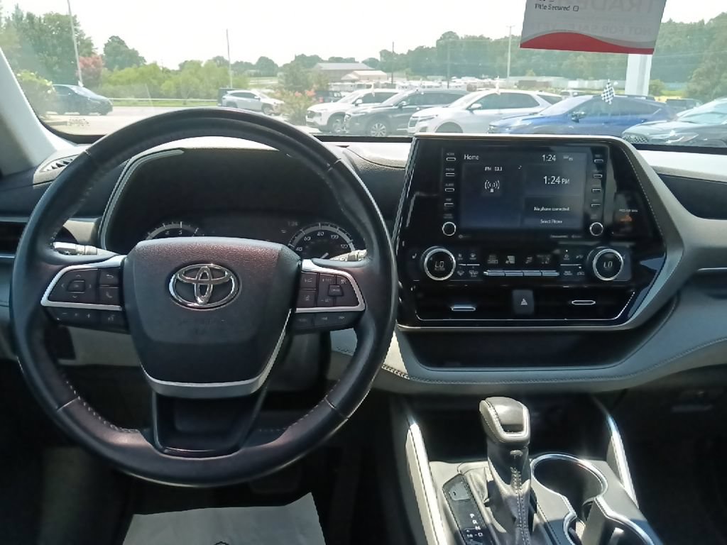 Used 2022 Toyota Highlander XLE AWD/4WD image 26