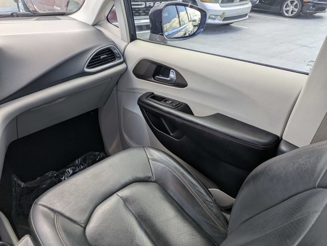 Used 2019 Chrysler Pacifica Touring-L w/ Advanced Safetytec Group FWD image 17
