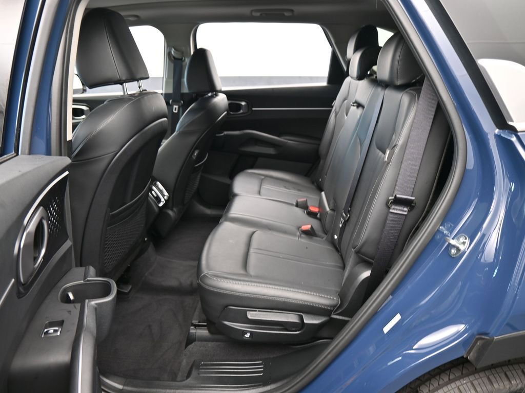 Used 2025 Kia Sorento S w/ Panoramic Sunroof Package image 32