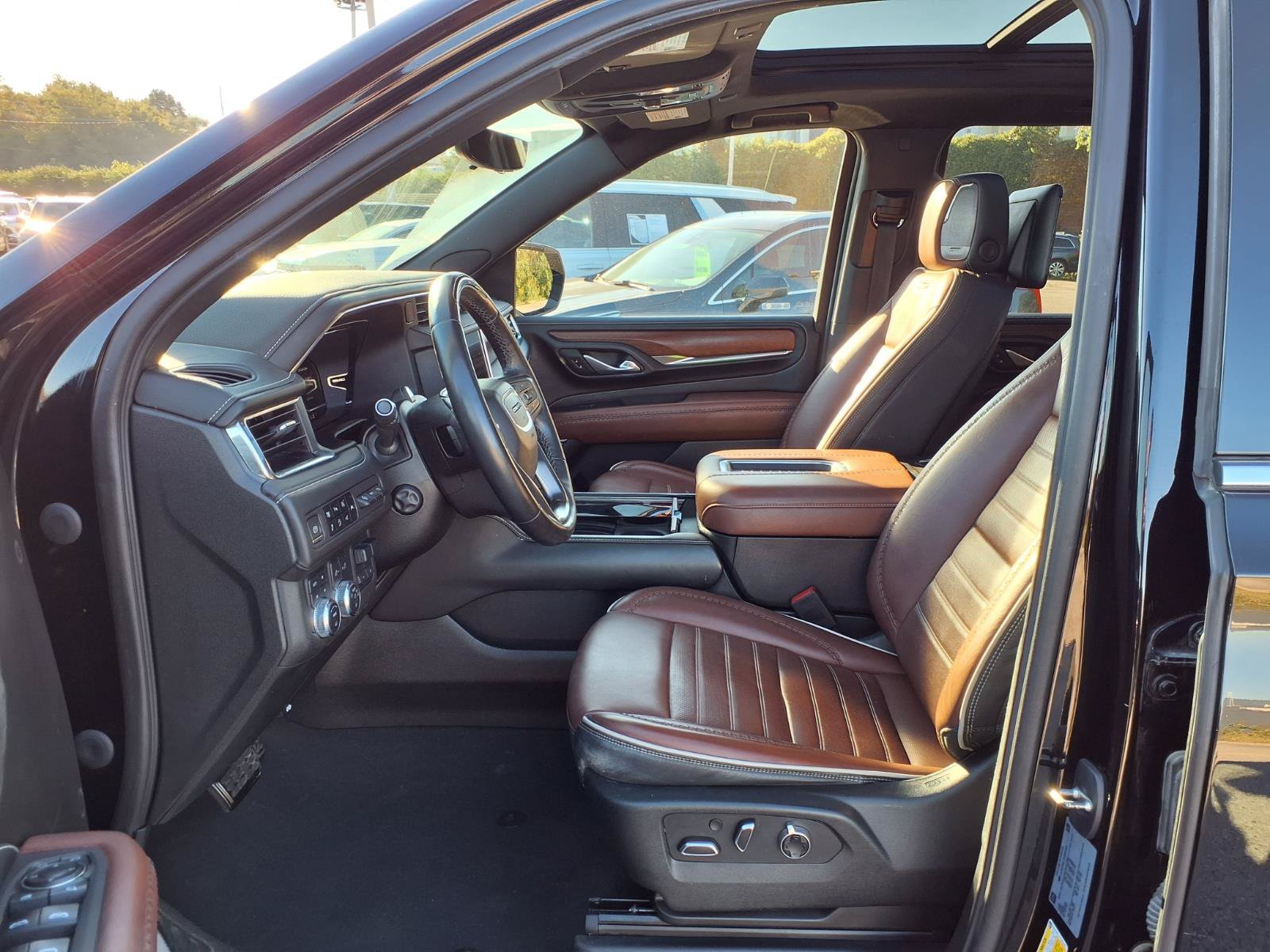 Used 2023 GMC Yukon XL Denali Ultimate AWD/4WD image 25