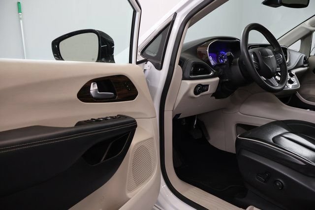 Used 2023 Chrysler Pacifica Limited FWD image 8