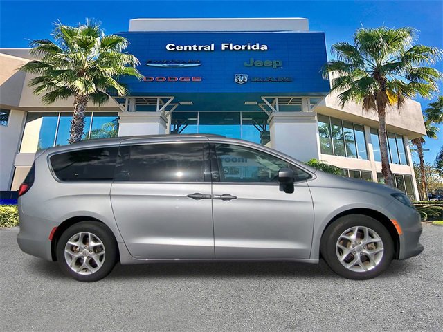 Used 2018 Chrysler Pacifica Touring w/ Tire & Wheel Group image 4