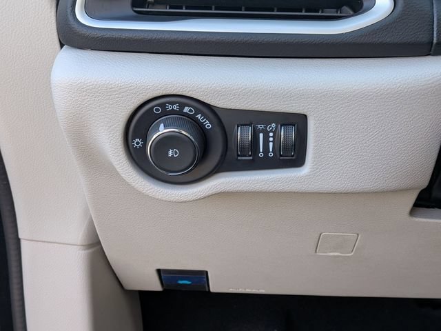 Used 2024 Chrysler Pacifica Touring-L FWD image 17