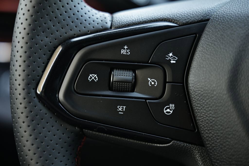 Used 2025 Chevrolet Trax RS w/ Sunroof Package FWD image 31