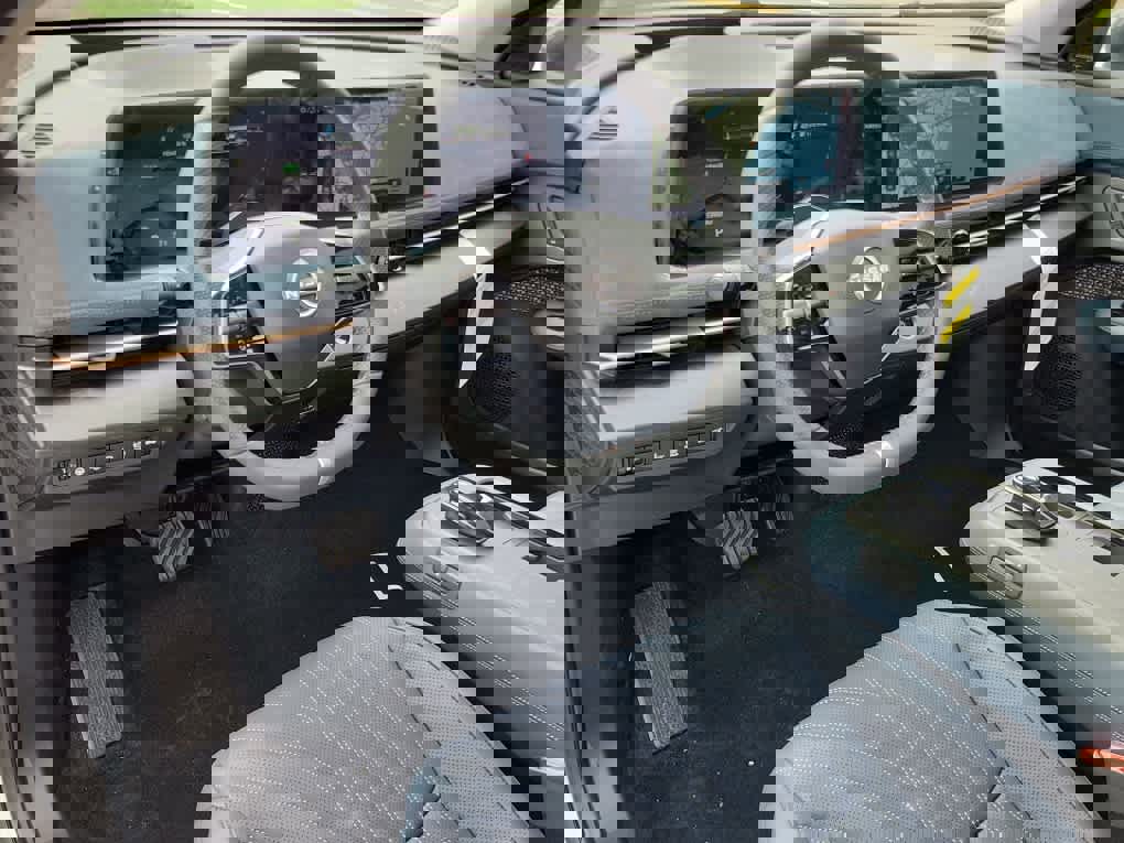 New 2025 Nissan Ariya Platinum image 12