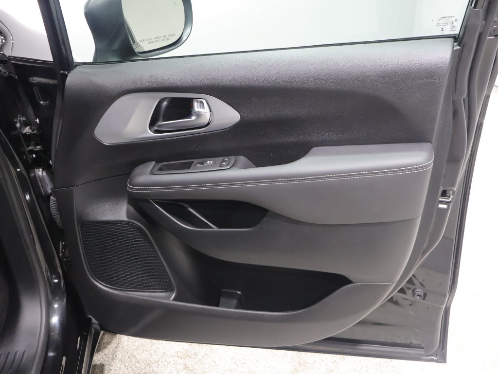 Used 2023 Chrysler Pacifica Touring-L w/ Uconnect Theater Family Group FWD image 24
