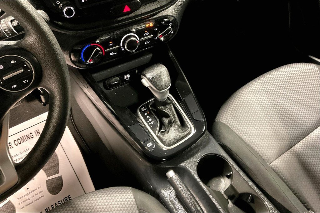 Used 2025 Kia Soul LX w/ LX Technology Package FWD image 17