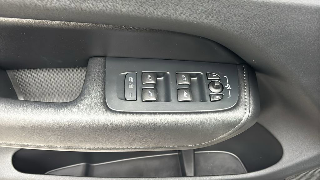 Certified 2025 Volvo XC60 B5 Plus AWD/4WD image 13