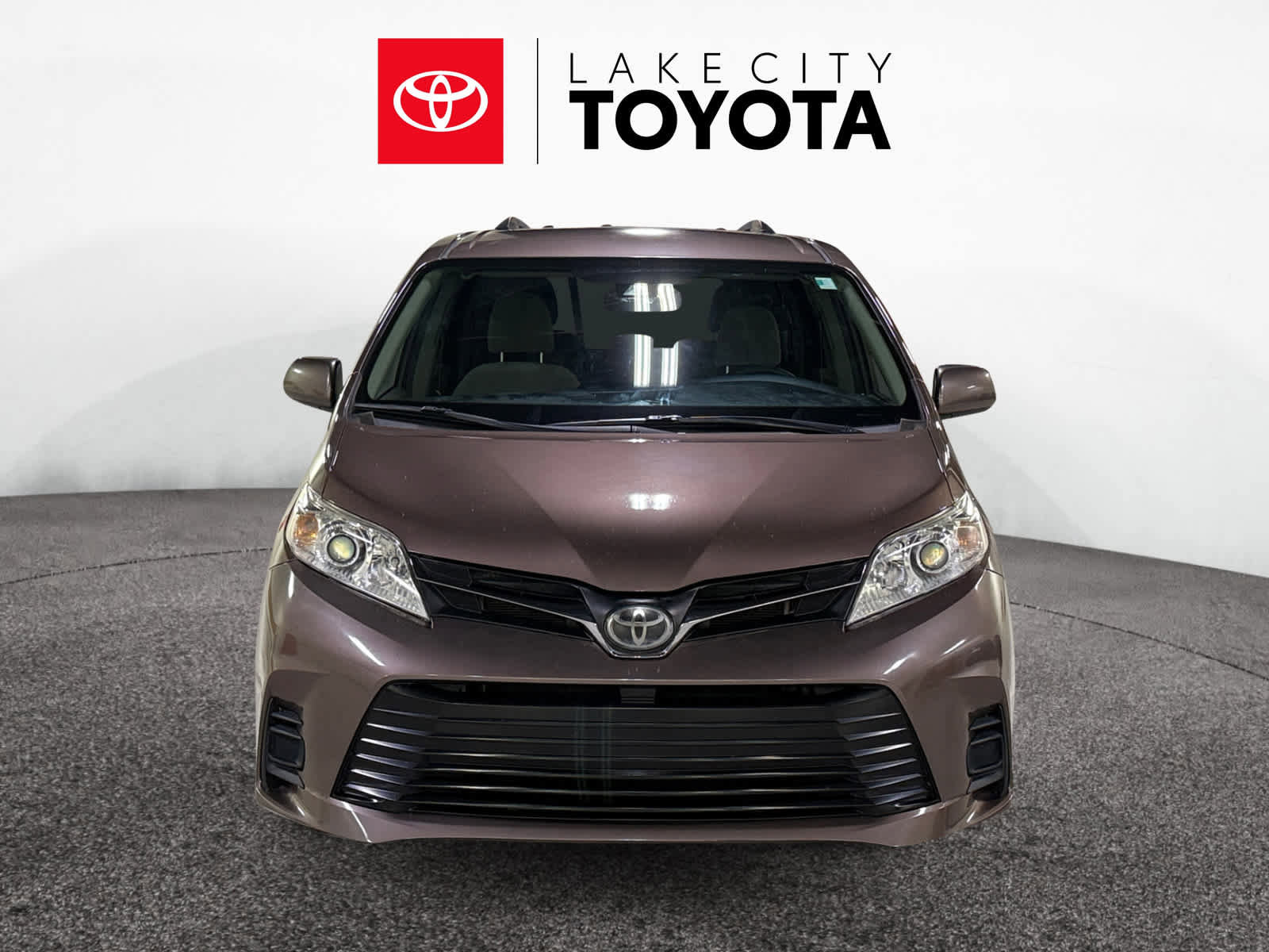 Used 2019 Toyota Sienna LE w/ LE Preferred Package image 12