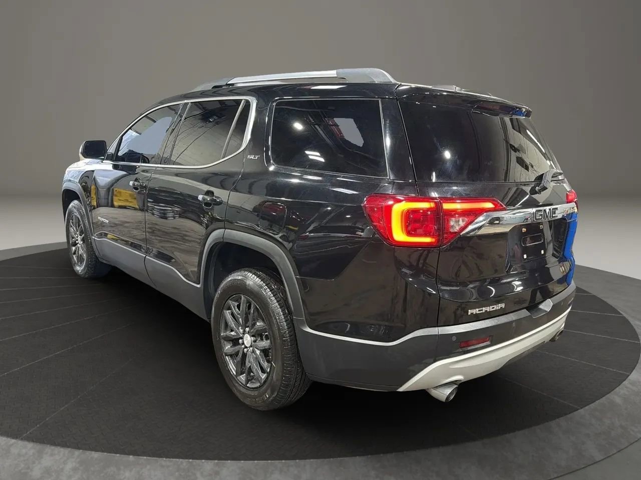 Used 2019 GMC Acadia SLT w/ LPO, Floor Liner Package FWD image 7