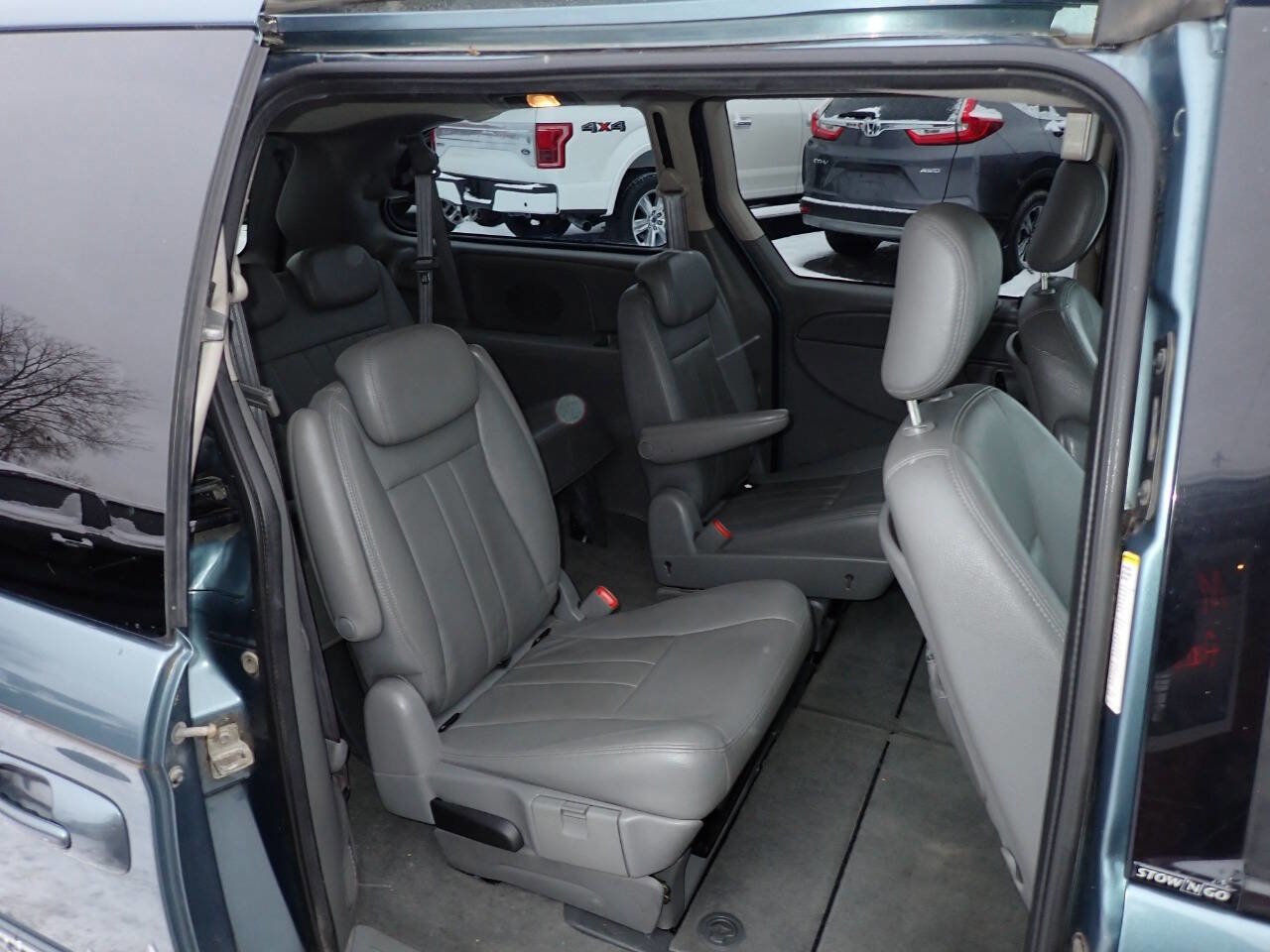 Used 2005 Chrysler Town & Country Touring w/ Luxury Group image 10