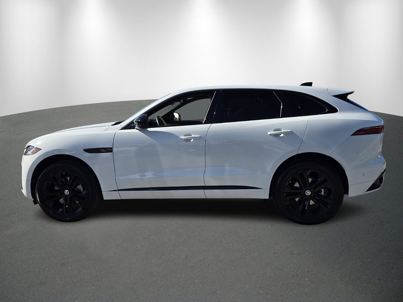 Used 2026 Jaguar F-PACE R-Dynamic S image 4