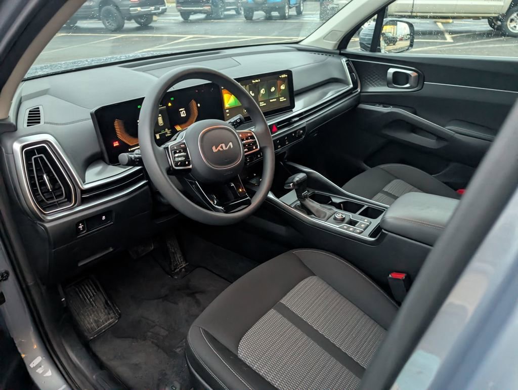 Used 2025 Kia Sorento LX image 12