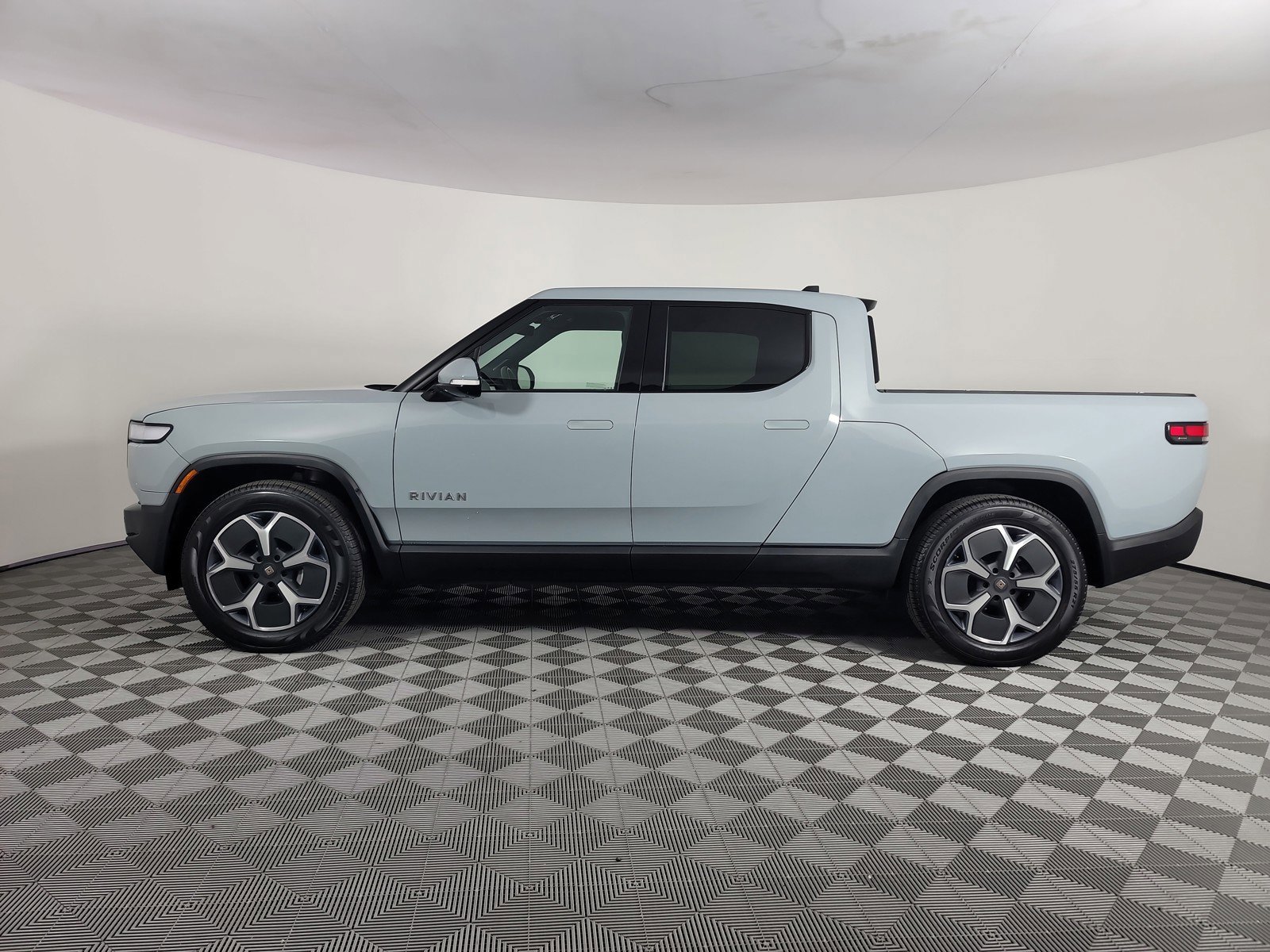 Used 2024 Rivian R1T Adventure AWD/4WD image 2