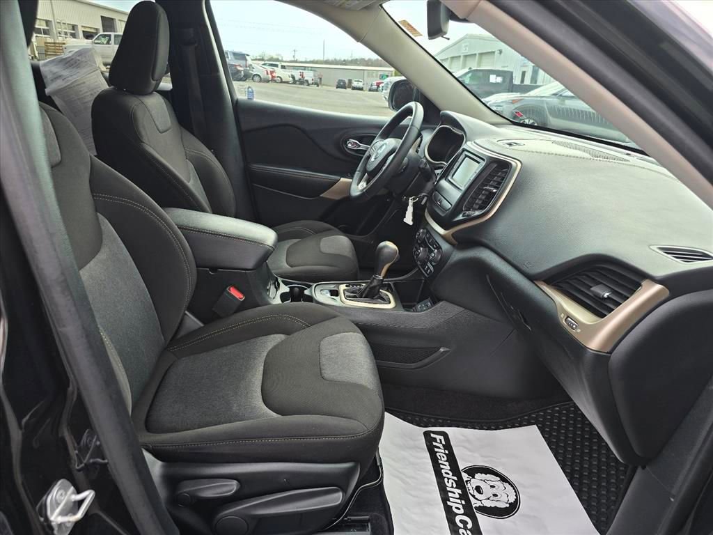 Used 2018 Jeep Cherokee Latitude w/ Altitude Package image 14