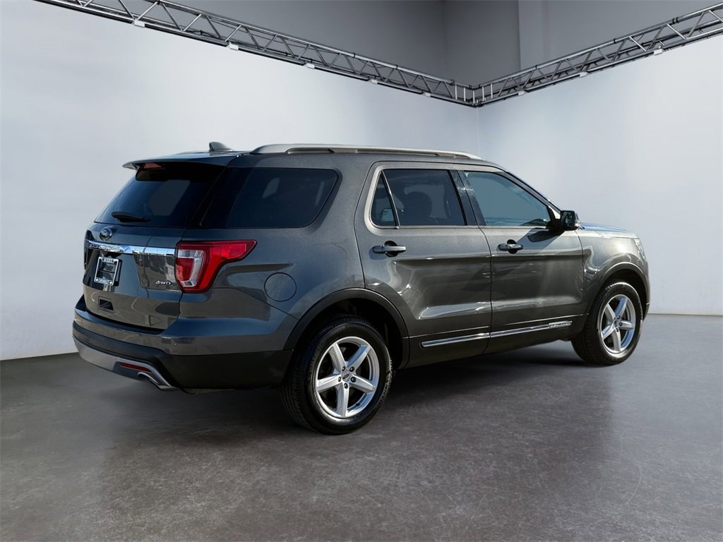 Used 2017 Ford Explorer XLT image 5