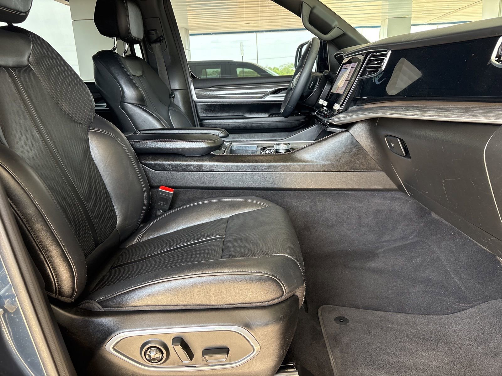 Used 2023 Jeep Wagoneer L Series III w/ Premium Group I image 25